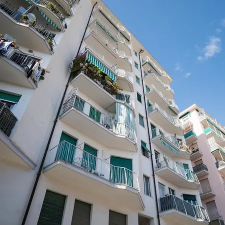 Appartamento Guesthost - Sea View Retreat - Steps From Center