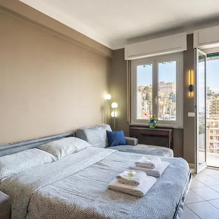 Guesthost - Sea View Retreat - Steps From Center