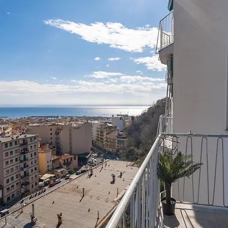 Guesthost - Sea View Retreat - Steps From Center