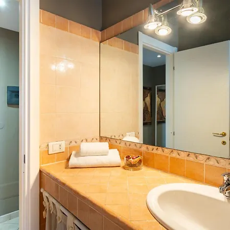 Guesthost - Sea View Retreat - Steps From Center 아파트 *