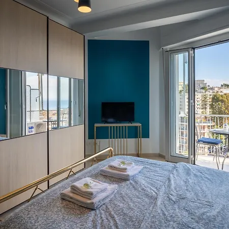 Sea View Retreat - Steps From Center Appartement