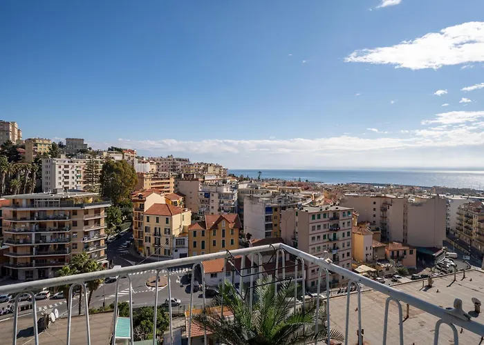 Guesthost - Sea View Retreat - Steps From Center Appartement San Remo