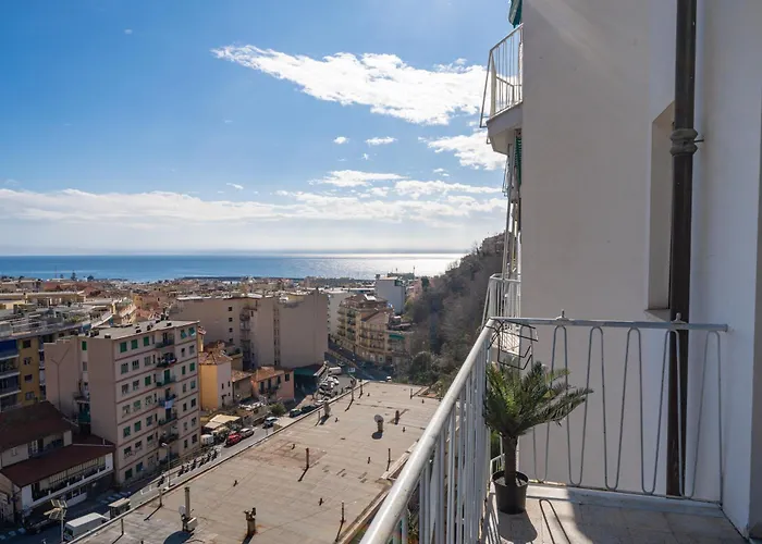 Guesthost - Sea View Retreat - Steps From Center