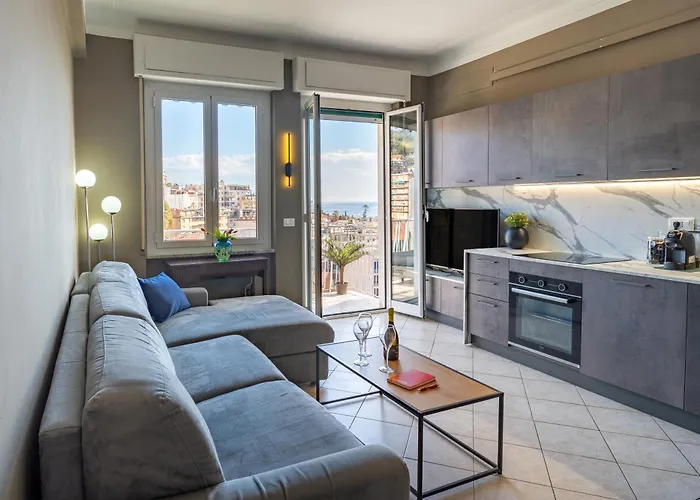 Guesthost - Sea View Retreat - Steps From Center Appartement