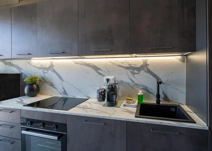 Guesthost - Sea View Retreat - Steps From Center Appartement San Remo