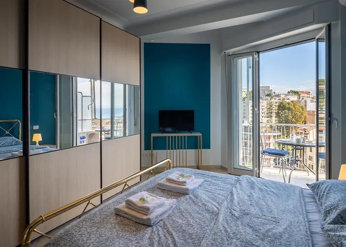 Guesthost - Sea View Retreat - Steps From Center Lejlighed