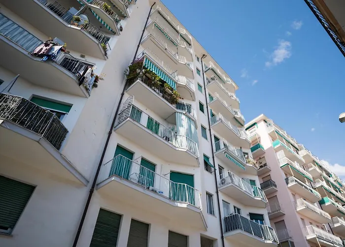 Appartement Guesthost - Sea View Retreat - Steps From Center