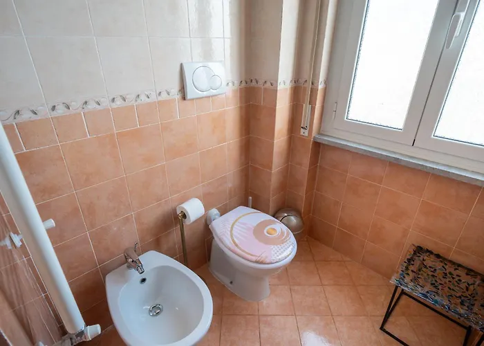 Guesthost - Sea View Retreat - Steps From Center