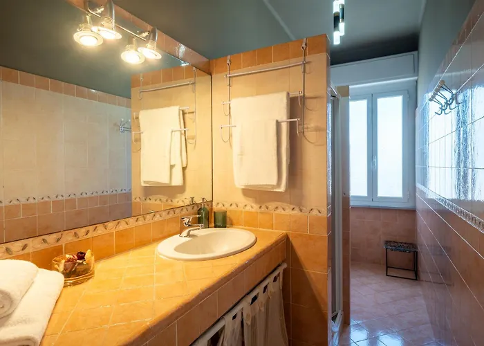 Guesthost - Sea View Retreat - Steps From Center