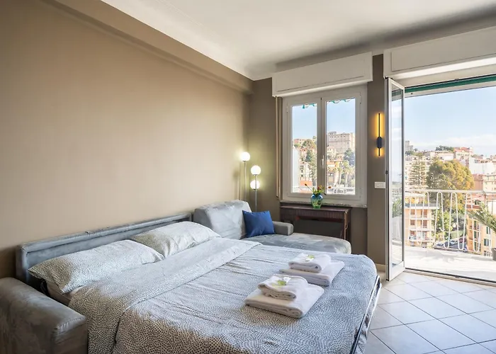 Guesthost - Sea View Retreat - Steps From Center